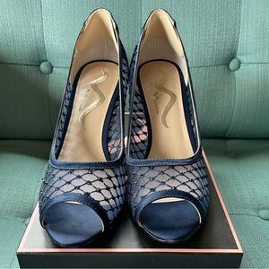 Stunning navy blue open toe heals. Perfect for wedding or formal occasion!